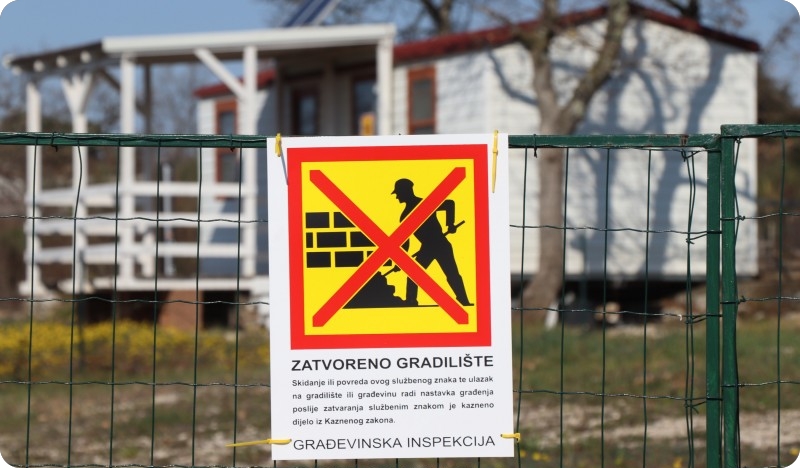 Obećao da će im povoljnije izgraditi kuće pa ih prevario-160613