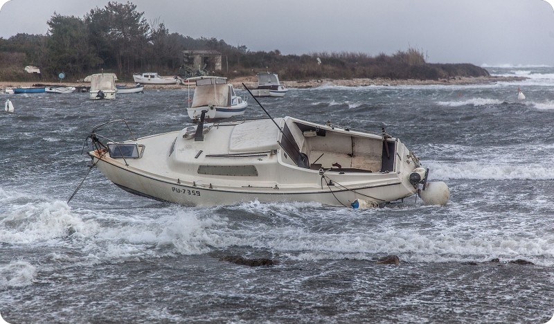 Stariji čovjek preminuo nakon što je u uvali Kuje pao u more zajedno s vanbrodskim motorom-155153
