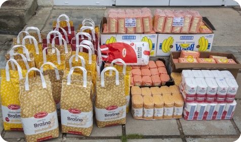 Maturanti Medicinske škole Pula daruju 200 kilograma brašna obiteljima u potrebi-160624