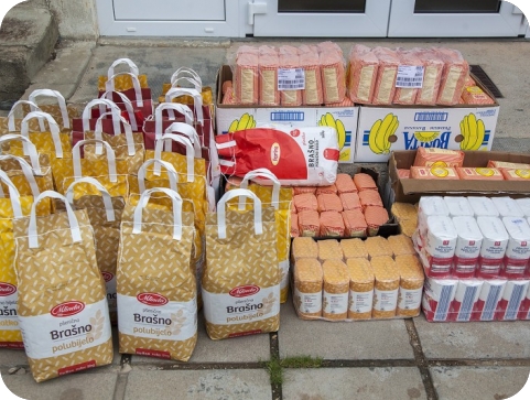 Maturanti Medicinske škole Pula daruju 200 kilograma brašna obiteljima u potrebi-160624