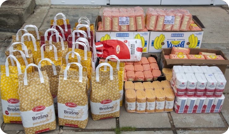 Maturanti Medicinske škole Pula daruju 200 kilograma brašna obiteljima u potrebi-160624
