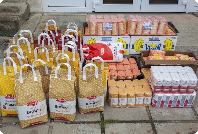 Maturanti Medicinske škole Pula daruju 200 kilograma brašna obiteljima u potrebi-160624