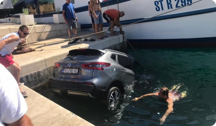 Auto pulskih tablica završio u moru na otoku Visu-98999