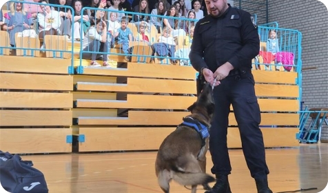 Demo timovi, službeni pas inspektorica Bela i policijska oprema izazvali velik interes mladih u Bujama-160116