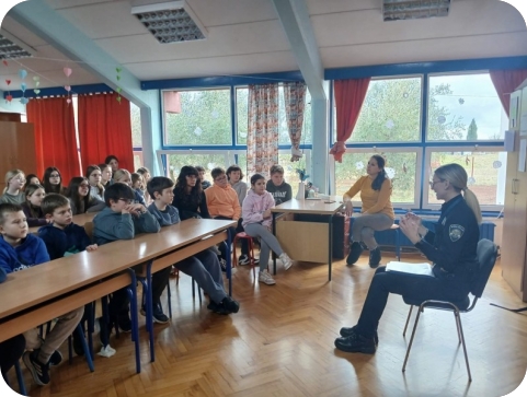 Prometna policija educirala učenike u Svetvičentu o sigurnosti vožnje na romobilu-158163