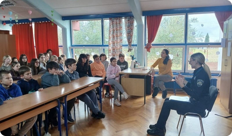 Prometna policija educirala učenike u Svetvičentu o sigurnosti vožnje na romobilu-158163