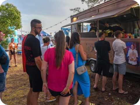 Prvi posjetitelji Food Truck Festivala već su uživali u gastro delicijama-138230