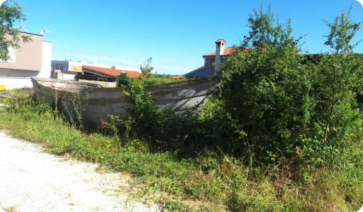 Grane, bačve i visoka trava u Fažanskoj ulici. Grad Vodnjan najavljuje rješenje problema-160975
