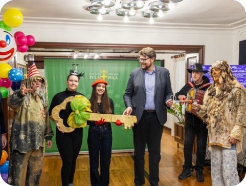 Predani ključevi malim i velikim pulskim maškarama-157865