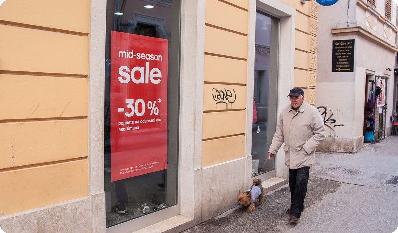 Popusti počeli, izlozi slabo odražavaju blagdansko ozračje-73495