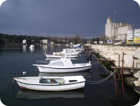 Otuđeno crveno plovilo Gurges s vanbrodskim motorom Yamaha-63155