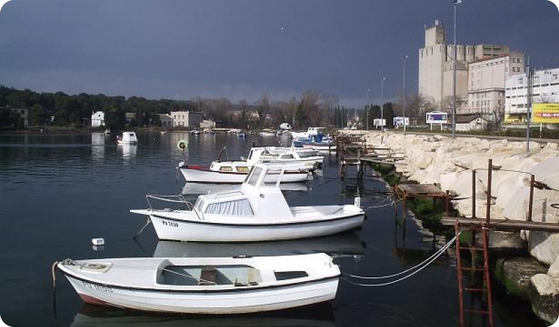 Otuđeno crveno plovilo Gurges s vanbrodskim motorom Yamaha-63155