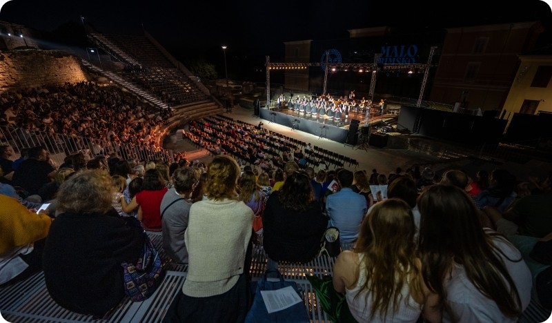 Magična noć uz Lado ansambl očarala publiku u Malom rimskom kazalištu u Puli-137879