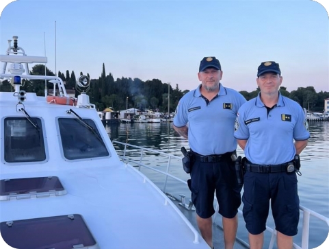 Pomorski policajci Dalibor i Mario spasili dvije osobe koje su iscrpljene plutale morem-161734