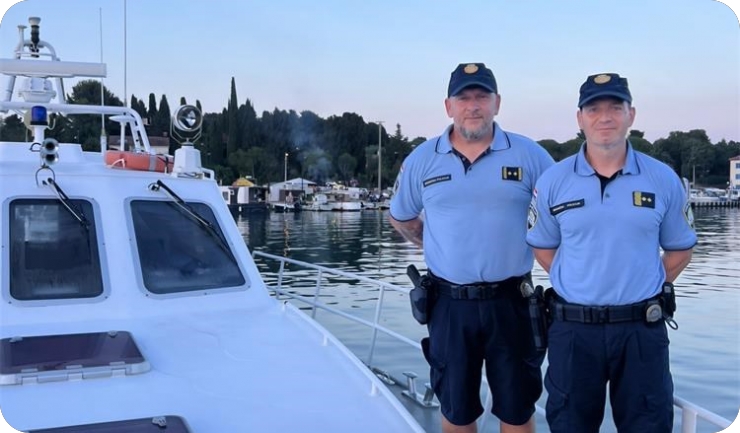 Pomorski policajci Dalibor i Mario spasili dvije osobe koje su iscrpljene plutale morem-161734