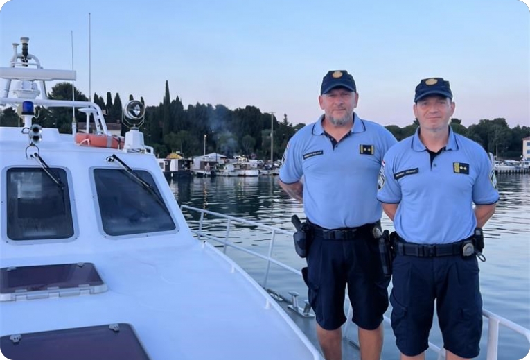 Pomorski policajci Dalibor i Mario spasili dvije osobe koje su iscrpljene plutale morem-161734