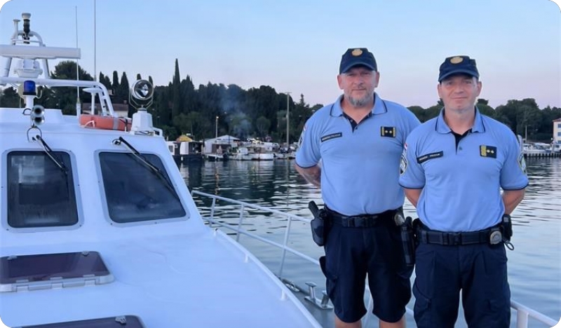 Pomorski policajci Dalibor i Mario spasili dvije osobe koje su iscrpljene plutale morem-161734