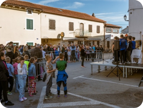 „Zogajmo i kantajmo“ okupio mještane na placi u Marčani-160296