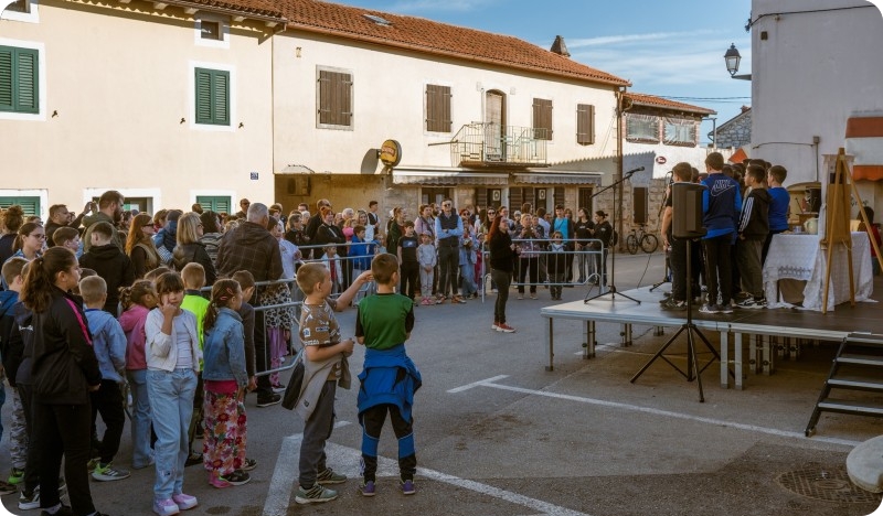 „Zogajmo i kantajmo“ okupio mještane na placi u Marčani-160296