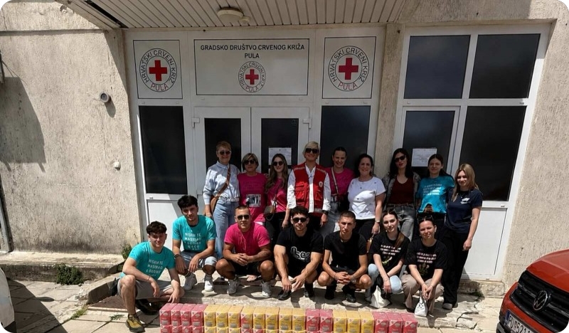 Maturanti Medicinske škole Pula donirali 200 kilograma brašna-160851