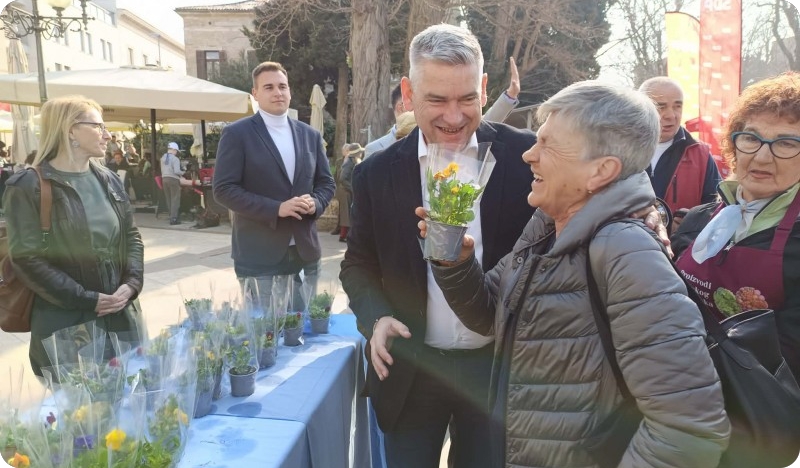 Župan Miletić u Puli građankama dijelio sadnice i čestitao Dan žena-158947