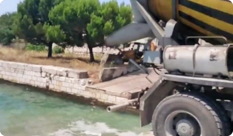 Beton iz kamionske mješalice izbacio u more-VIDEO-59865