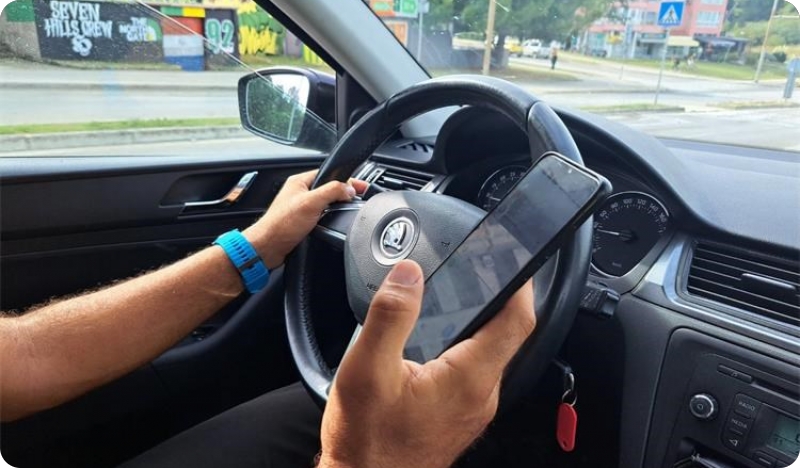 S mobitelom u ruci prošla pored znaka obaveznog zaustavljanja pa odbila i testiranja na alkohol i drogu-154873