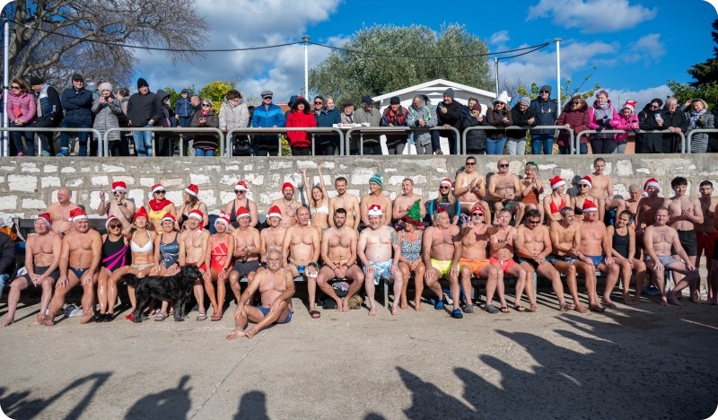 Novogodišnje kupanje na Mornaru, tradicija koja u Puli traje od 1990. godine (FOTO, VIDEO)-157605