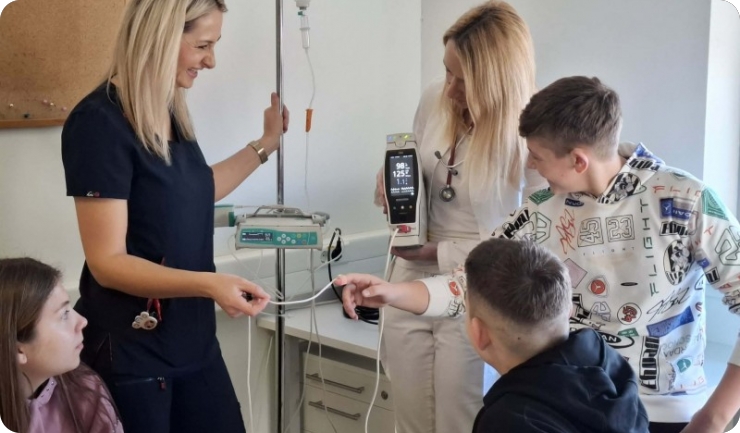 Veliko srce sedmaša: učenici prikupili donaciju za pedijatriju OB Pula-158173