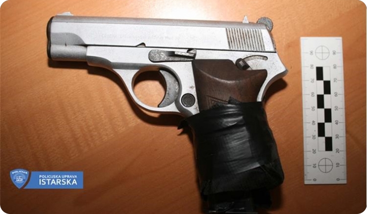 Dragovoljno predao pištolj Beretta 70 i 42 komada pripadajućeg streljiva-148172