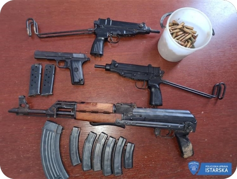 Rovinj: Predao policiji automatske pištolje i pušku-128099