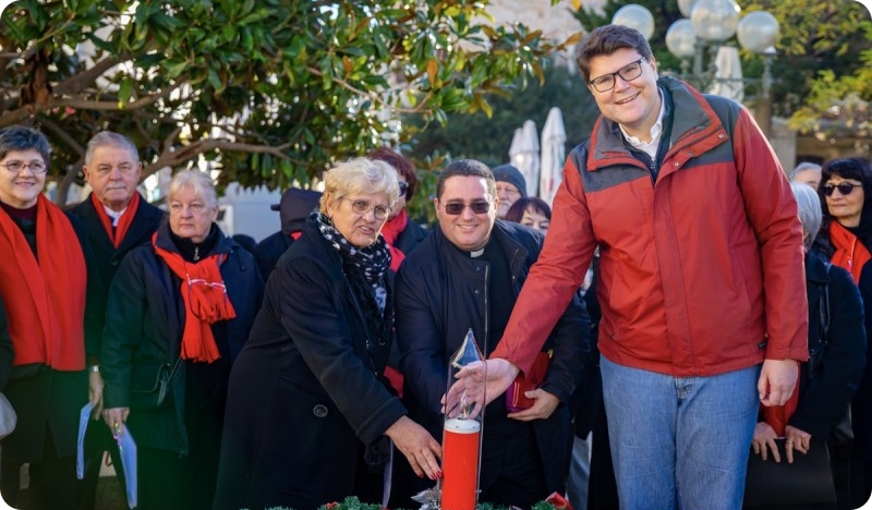 Pula: Upaljena prva adventska svijeća-156903