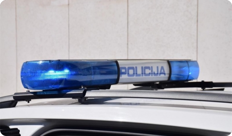 Ubacio pirotehničko sredstvo u spremnik za tekstil i obuću-156869