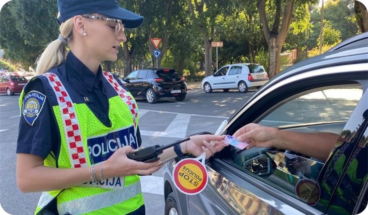 Pulska policija večeras provodi pojačani nadzor alkohola i droga u prometu ove subote-156035