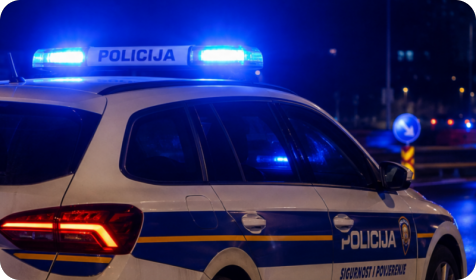 Automobilom nasrnuo na policajca-164167