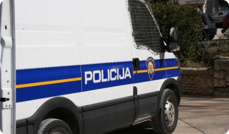 Uzeo hranu, alkohol i cigareta, zaprijetio pištoljem, policija ga brzo uhitila-157233
