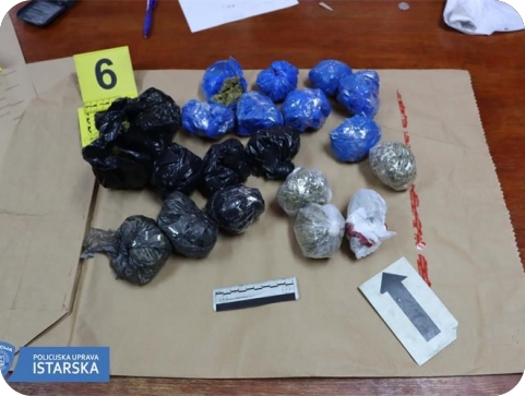 S ukradenim autom imao nesreću, a policija mu pronašla i drogu i oružje-128230