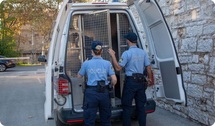 Na pulskoj rivi zatečen u prometu pod utjecajem alkohola, pa prijetio policajcima-127470