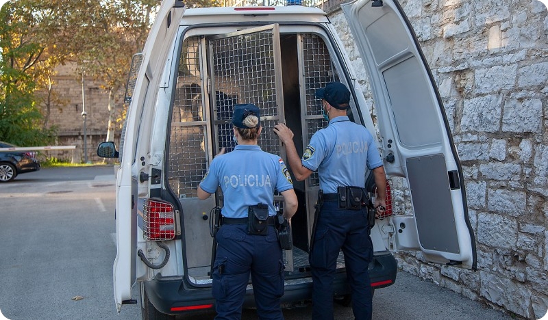 Na pulskoj rivi zatečen u prometu pod utjecajem alkohola, pa prijetio policajcima-127470