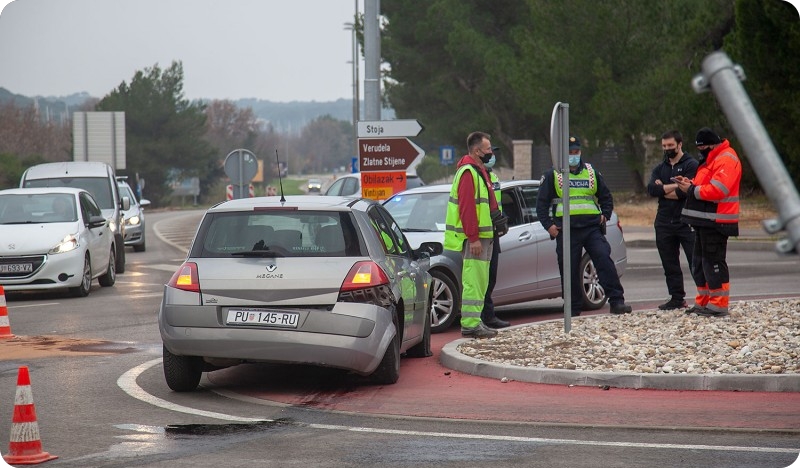 Pokosio prometne znakove-113234