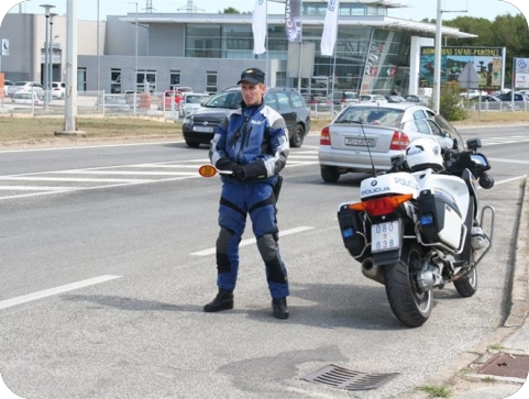 Na automobil postavio krivotvorene tablice-122910