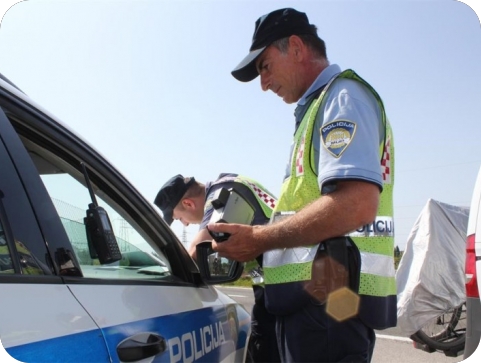 Na Valdebečkom putu vozač u tovarnom prostoru vozio dijete i metalni otpad-155072