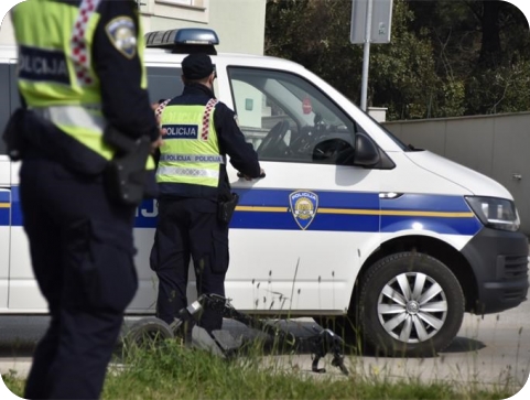 Vozio iako nikada nije položio, policija mu oduzela aqutomobil i privela ga u zatvor-164164