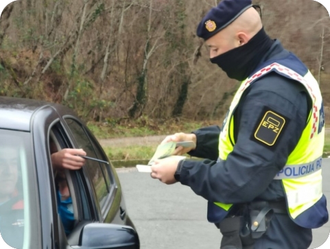 Jedni za vrijeme samoizolacije kupovali cigarete, drugi došli na granicu-113387