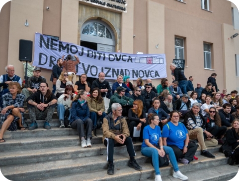 (FOTO) Prosvjed ispred Rojca uoči Gradskog vijeća: ‘‘Ne donosite odluke o Rojcu bez Rojca’’-164390