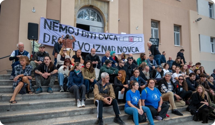 (FOTO) Prosvjed ispred Rojca uoči Gradskog vijeća: ‘‘Ne donosite odluke o Rojcu bez Rojca’’-164390