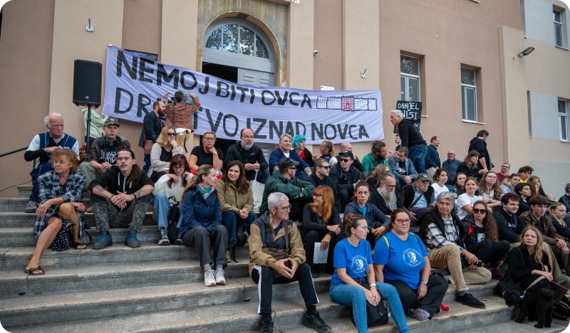 (FOTO) Prosvjed ispred Rojca uoči Gradskog vijeća: ‘‘Ne donosite odluke o Rojcu bez Rojca’’-164390