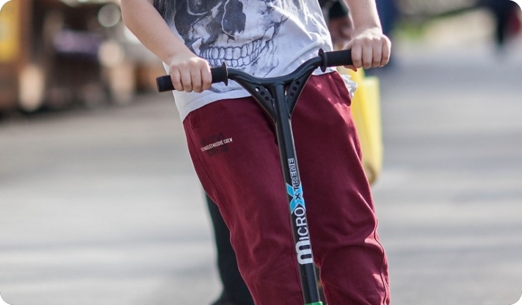 Vozio romobil po kolniku i bez kacige, kod sebe imao i drogu-154849