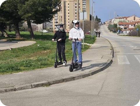 Djeca se vozila na prejakom romobilu, roditeljima slijedi prijava-160820