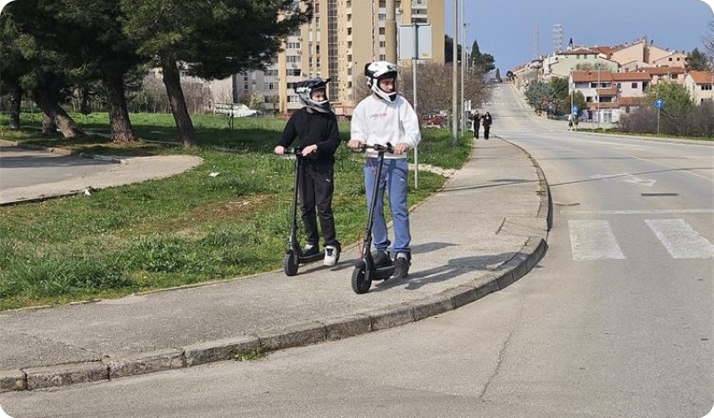 Djeca se vozila na prejakom romobilu, roditeljima slijedi prijava-160820